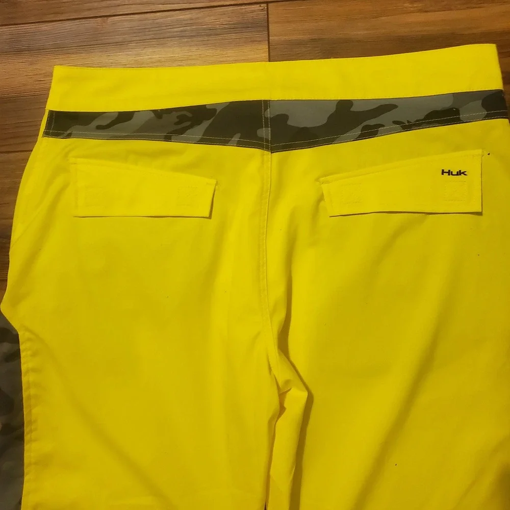 Huk Performance Fishing Board Shorts Mens 36 Yellow Camo Stretch Swim Trunks